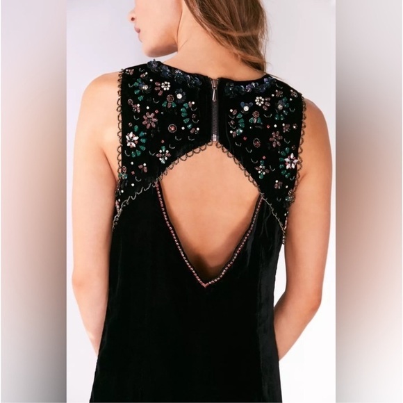 URBAN OUTFITTERS NWT Ecoté Black Velvet Jeweled Beaded OpenBack Mini Shift Dress - Picture 2 of 11